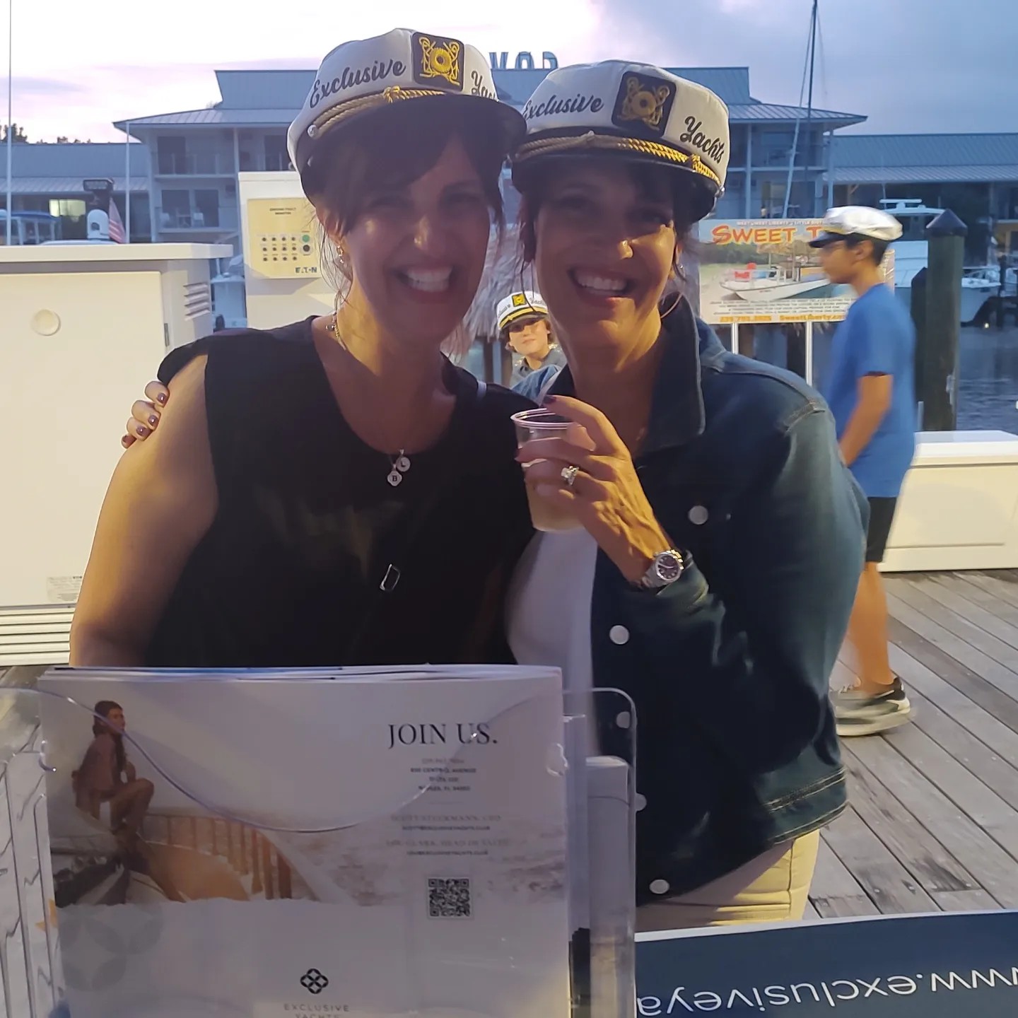 393127075_206728392436800_621411002592668310_n Exclusive yachts - Naples Docktail Party 2023