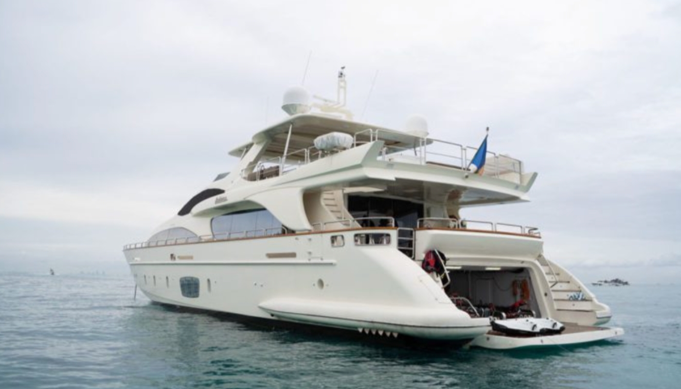 Exclusive Yachts - 105' Azimut Flybridge