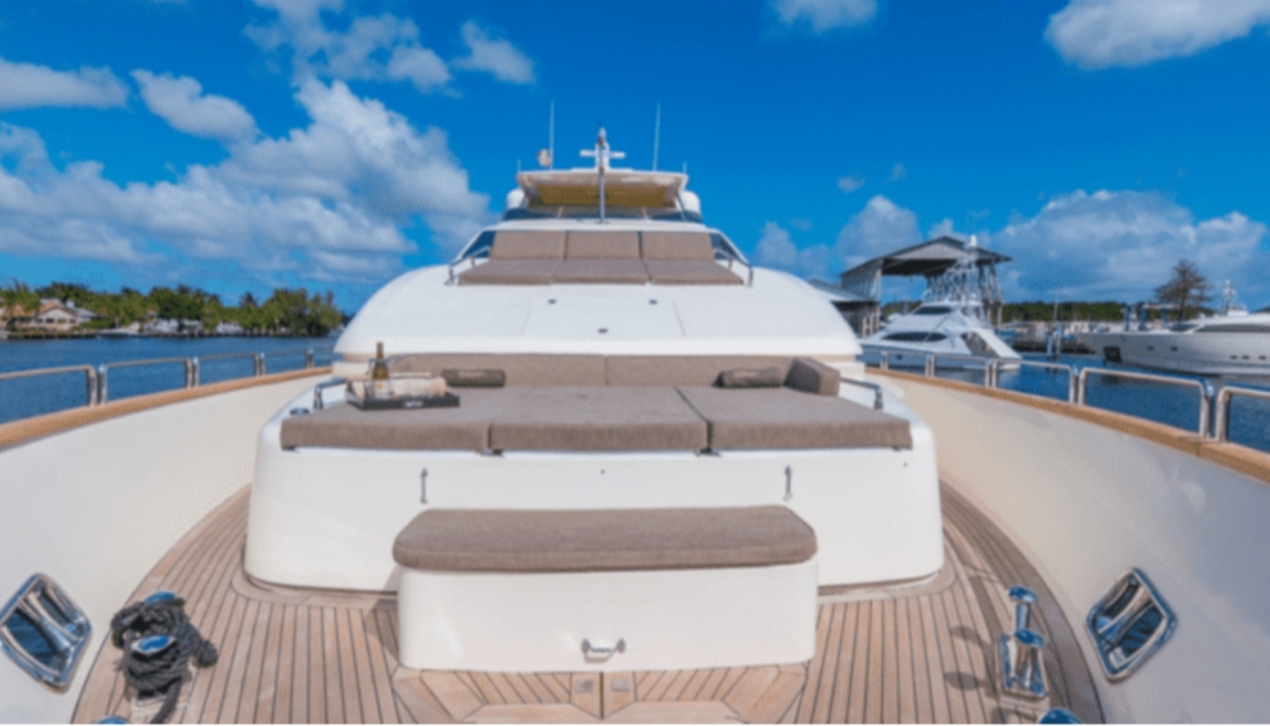 Exclusive Yachts - 105' Azimut Flybridge