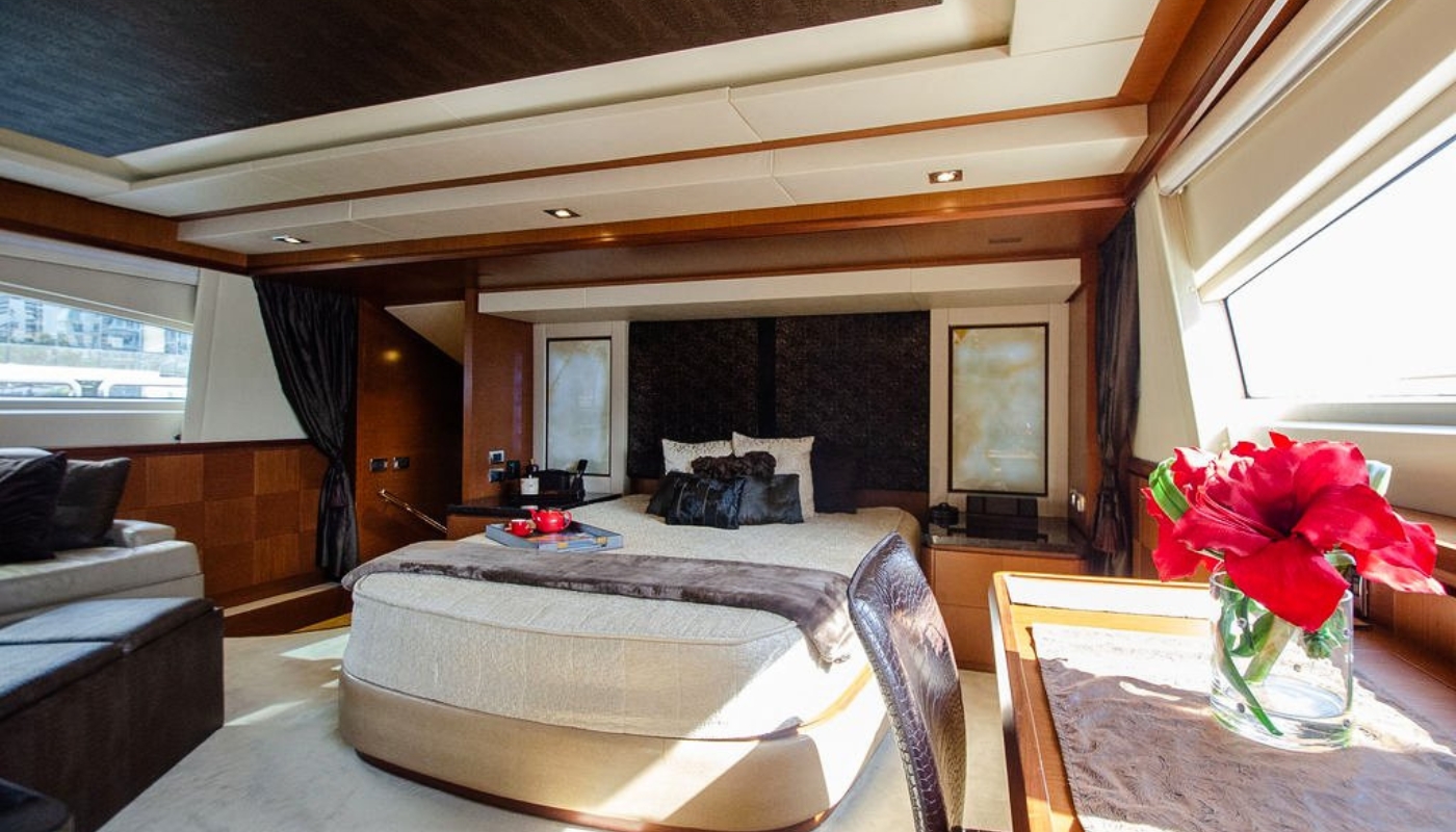 Exclusive Yachts - 105' Azimut Flybridge