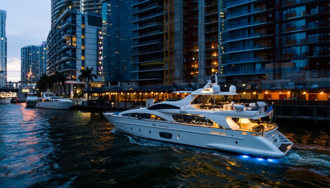 Exclusive Yachts - 105' Azimut Flybridge