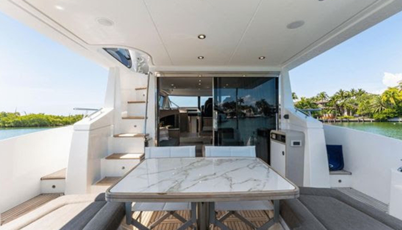 Exclusive Yachts - 50' Azimut Flybridge relentless
