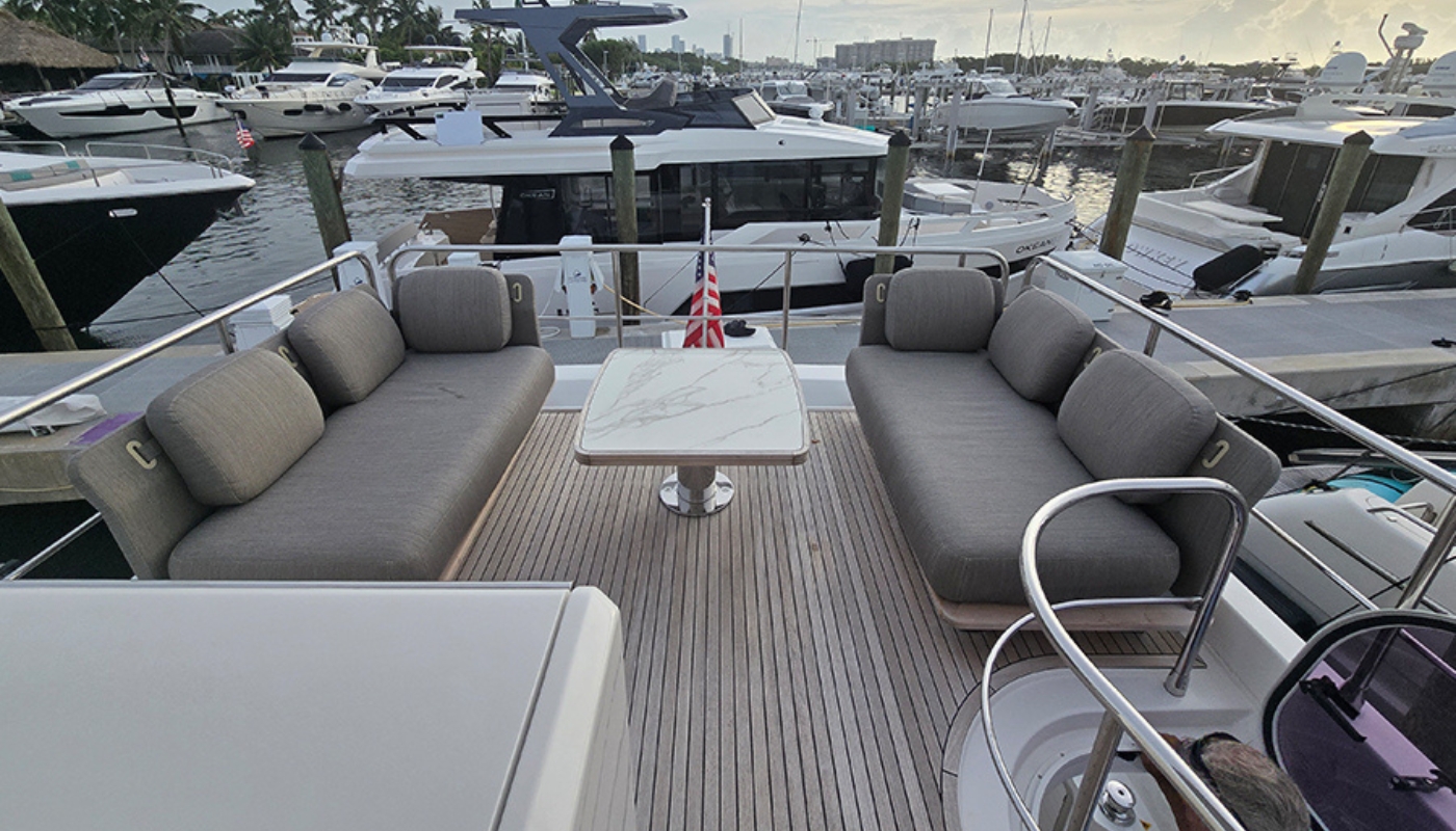 Exclusive Yachts - 50' Azimut Flybridge relentless