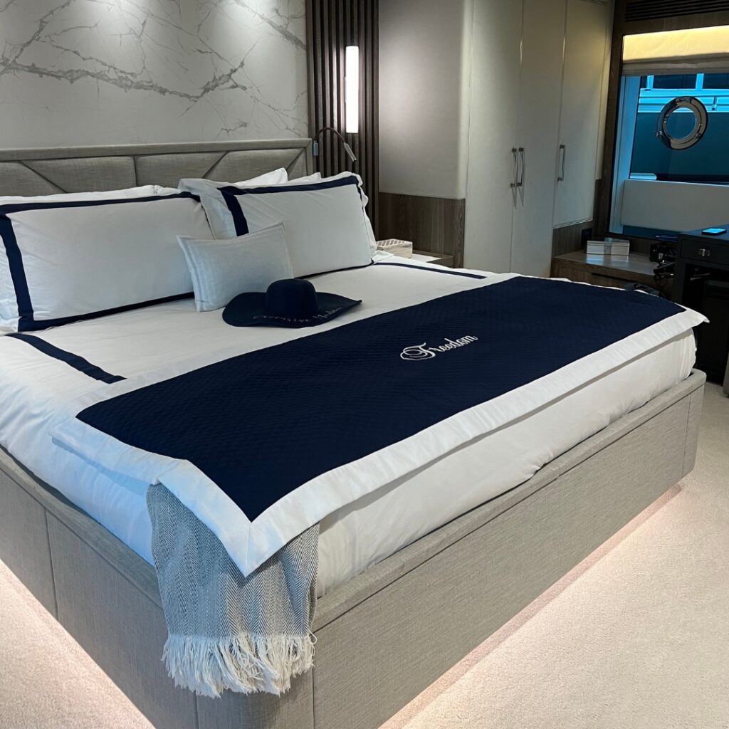 Exclusive Yachts - FLIBS Cocktail Party aboard 110' Horizon Freedom bed